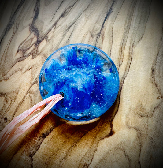 Anhänger aus Epoxid blau weiß