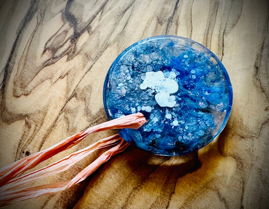 Anhänger aus Epoxid blau weiß